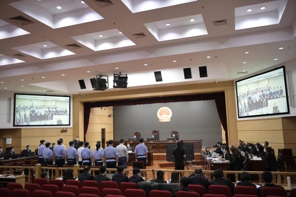 天津市人民检察院第二分院起诉书指控:被告人颜锦曾因打架,盗窃,抢劫