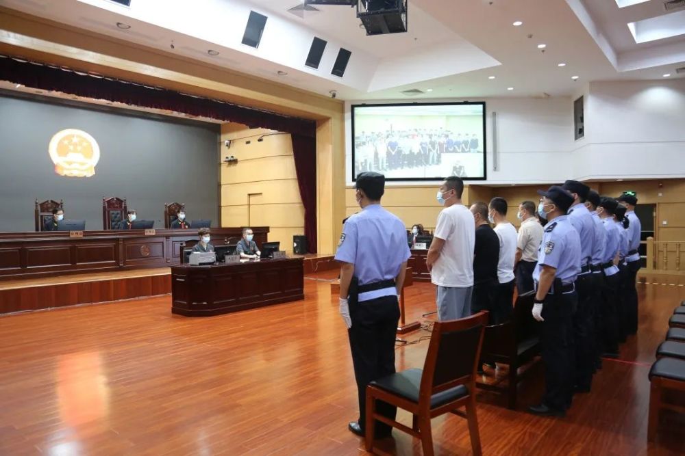 颜锦等34人涉嫌犯组织领导参加黑社会性质组织等罪一案一审开庭