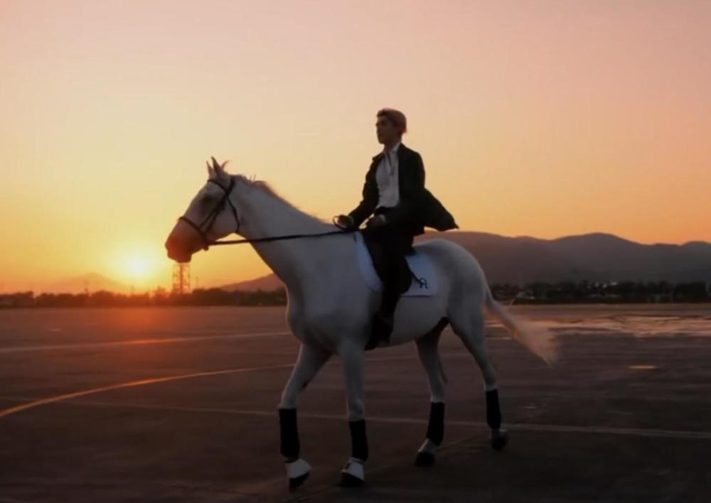 exo吴世勋发布新歌mv身骑白马像王子高颜值任性粉发绿衣随便搭