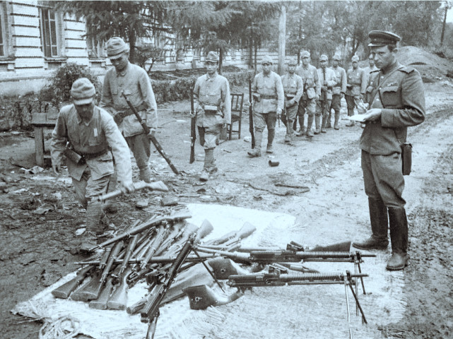 图5:1945年8月28日黑龙江哈尔滨,日本兵向苏联红军缴械投降.