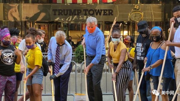特朗普大厦|动真格！纽约市长带头冲锋，在特朗普大厦前涂绘挺非裔标识