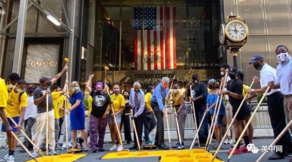 特朗普大厦|动真格！纽约市长带头冲锋，在特朗普大厦前涂绘挺非裔标识