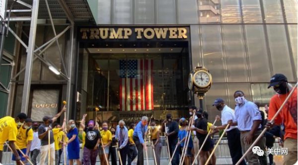 特朗普大厦|动真格！纽约市长带头冲锋，在特朗普大厦前涂绘挺非裔标识