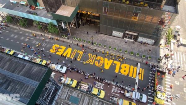 特朗普大厦|动真格！纽约市长带头冲锋，在特朗普大厦前涂绘挺非裔标识