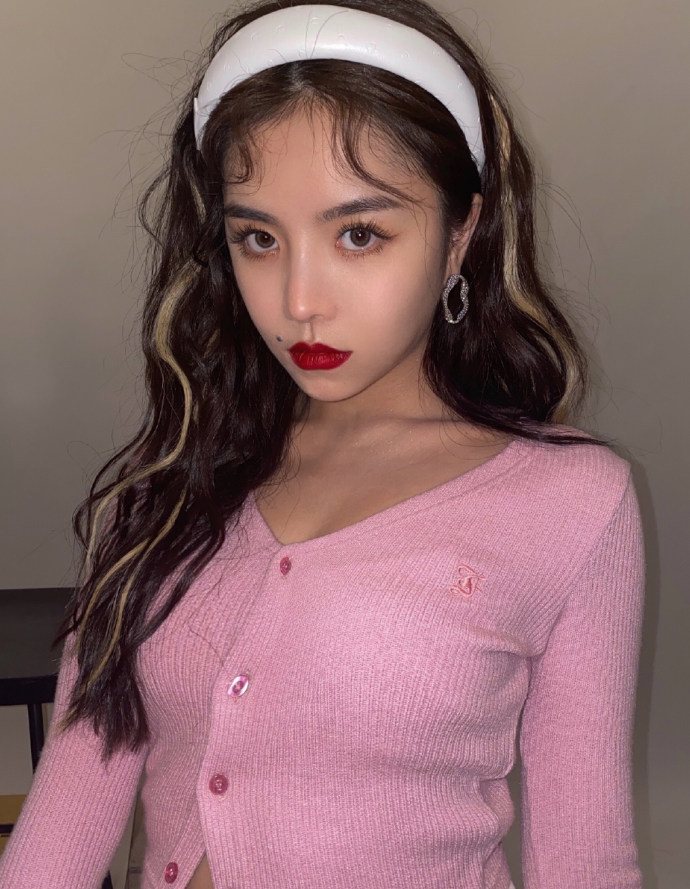 安崎给大家的感觉就是小辣椒一个,虽然她的个子不