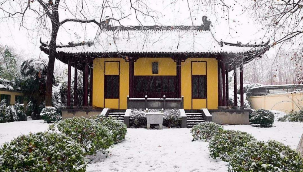 咏雪|老和尚穿得破被人看不起，当众写首咏雪诗，无一雪字却句句不离雪