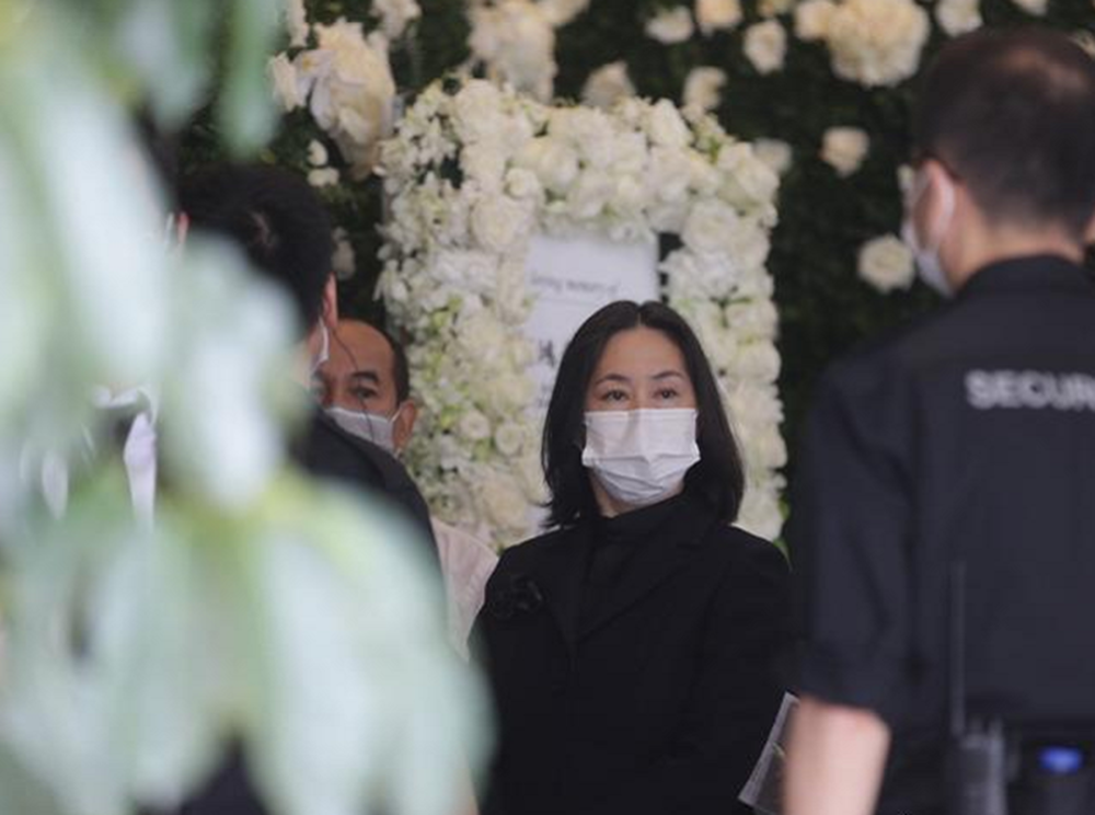 现在何家的掌权人是二房的何超琼,何超琼事事都要过问关心,在公司和