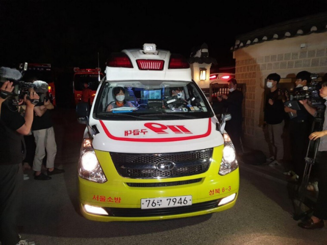 在搜查首尔市长朴元淳失踪事件的城北洞现场,119急救车正在走出现场