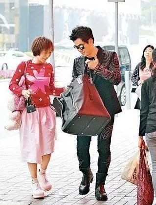 时尚解读虽然陈则妤的状态看上去不是那么年轻,甚至给人感觉有点"配不