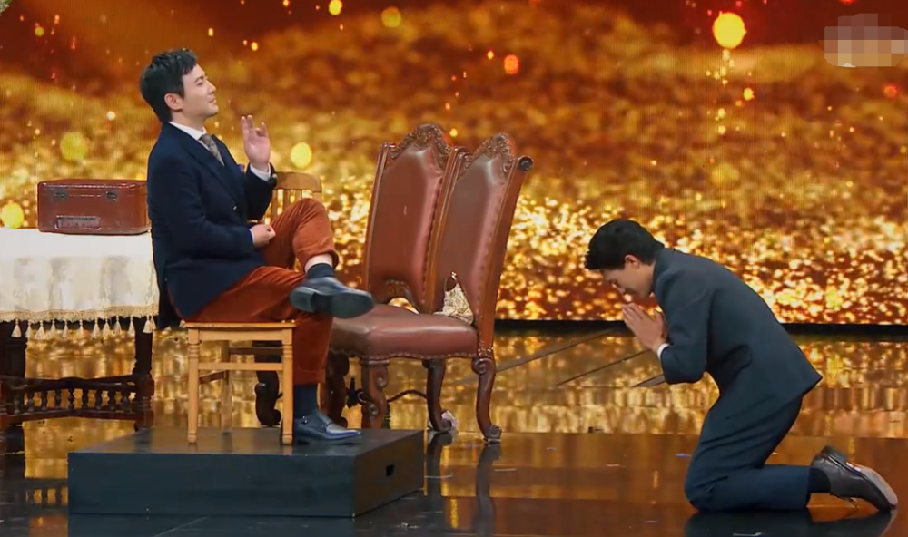 之后便是杜淳,看见沈腾屈膝便跪下,有一种拜佛的感觉.