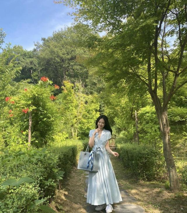 blackpink成员jennie晒照淡绿长裙美过仙女练舞照展实力