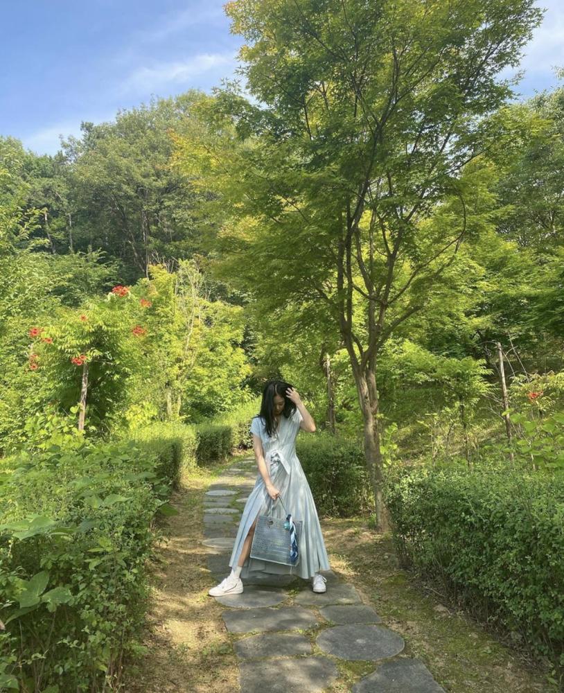 而就在发布这组照片两小时后,妮妮又在社交媒体上上传了一组练习舞蹈