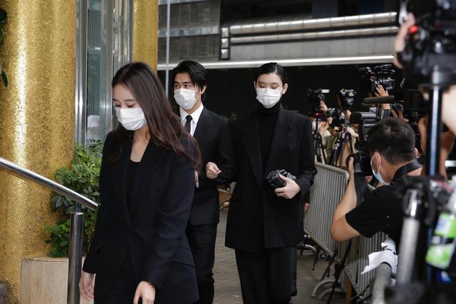 赌王|赌王出殡长孙孙女送别，窦骁何超莲首度牵手，三太四太神情哀伤