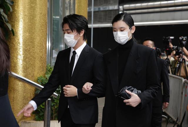 赌王|赌王出殡长孙孙女送别，窦骁何超莲首度牵手，三太四太神情哀伤