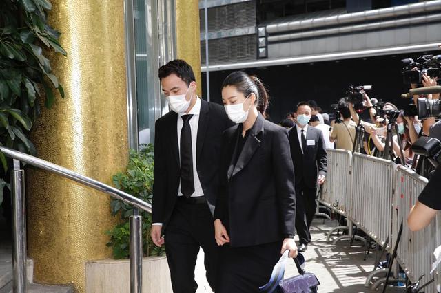 赌王|赌王出殡长孙孙女送别，窦骁何超莲首度牵手，三太四太神情哀伤