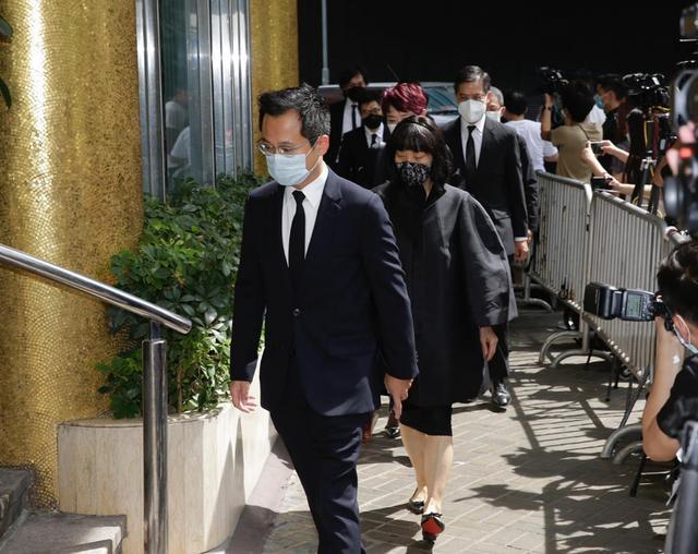 赌王|赌王出殡长孙孙女送别，窦骁何超莲首度牵手，三太四太神情哀伤