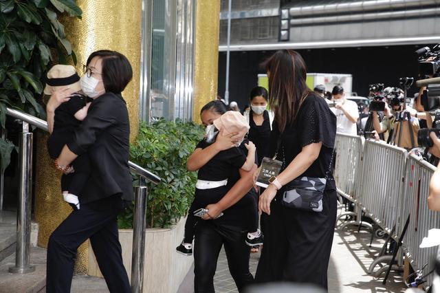 赌王|赌王出殡长孙孙女送别，窦骁何超莲首度牵手，三太四太神情哀伤