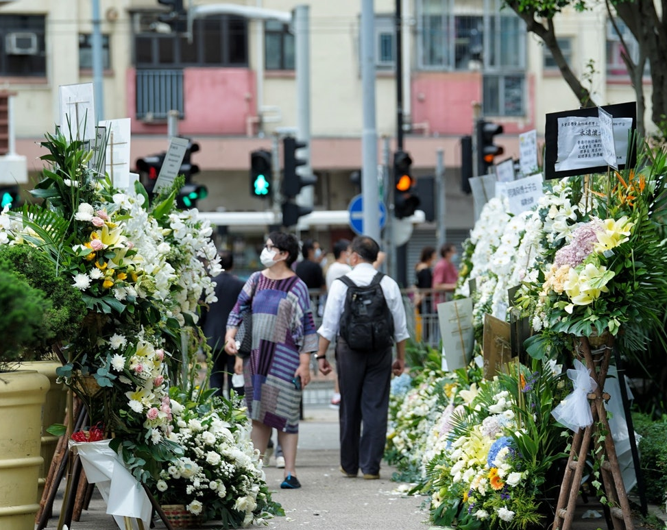 何鸿燊|赌王大殓，窦骁何超莲手拖手现身，何超雄面容憔悴被佣人搀进灵堂