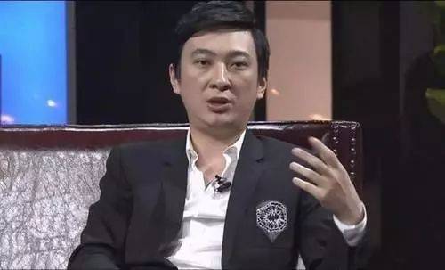 王思聪|王思聪幸福感是不是很低？夜店被两美女夹在中间，依旧一脸生无可恋