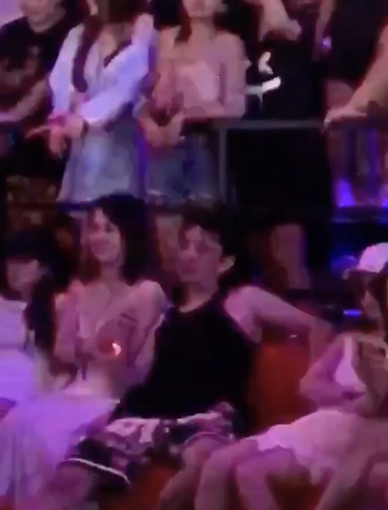 王思聪|王思聪幸福感是不是很低？夜店被两美女夹在中间，依旧一脸生无可恋