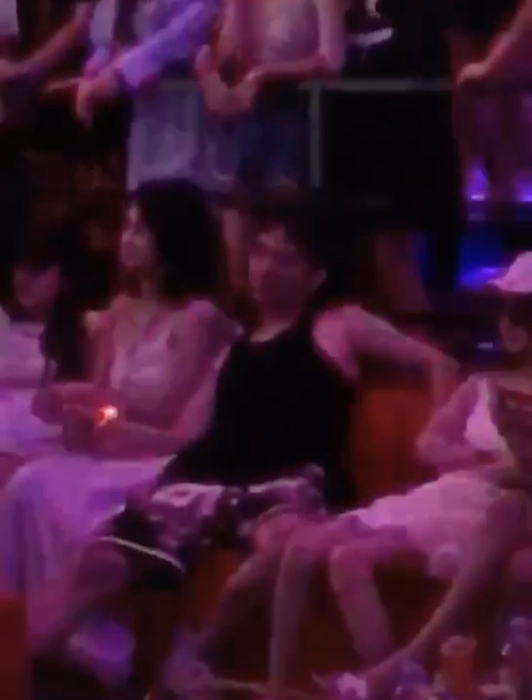 王思聪|王思聪幸福感是不是很低？夜店被两美女夹在中间，依旧一脸生无可恋