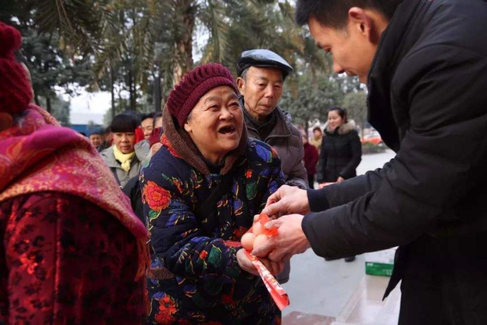 阿姨我帮你拍照骗走了老人20余万别人帮你拍照要当心