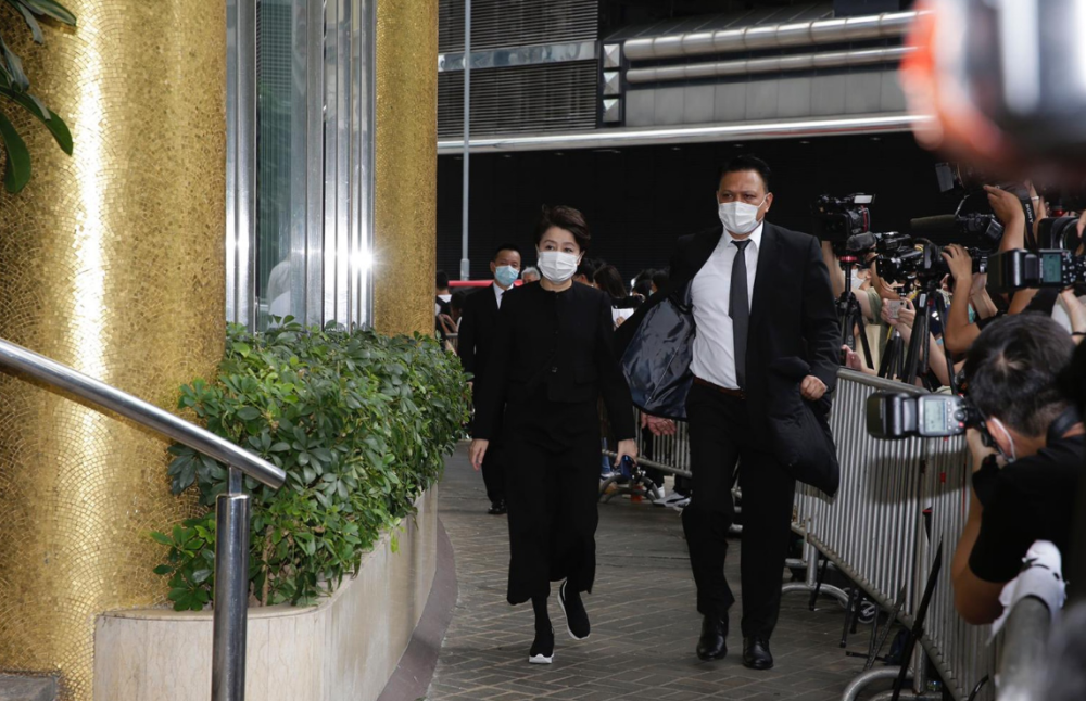 何鸿燊|赌王大殓，窦骁何超莲手拖手现身，何超雄面容憔悴被佣人搀进灵堂