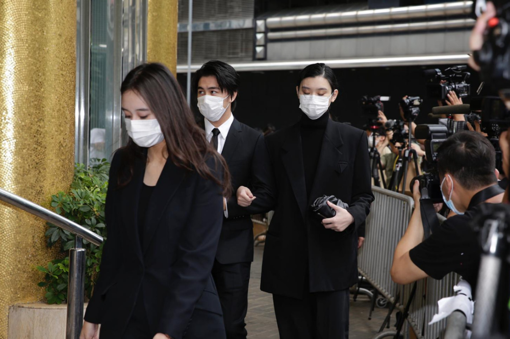 何鸿燊|赌王大殓，窦骁何超莲手拖手现身，何超雄面容憔悴被佣人搀进灵堂