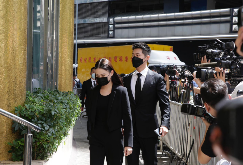 何鸿燊|赌王大殓，窦骁何超莲手拖手现身，何超雄面容憔悴被佣人搀进灵堂