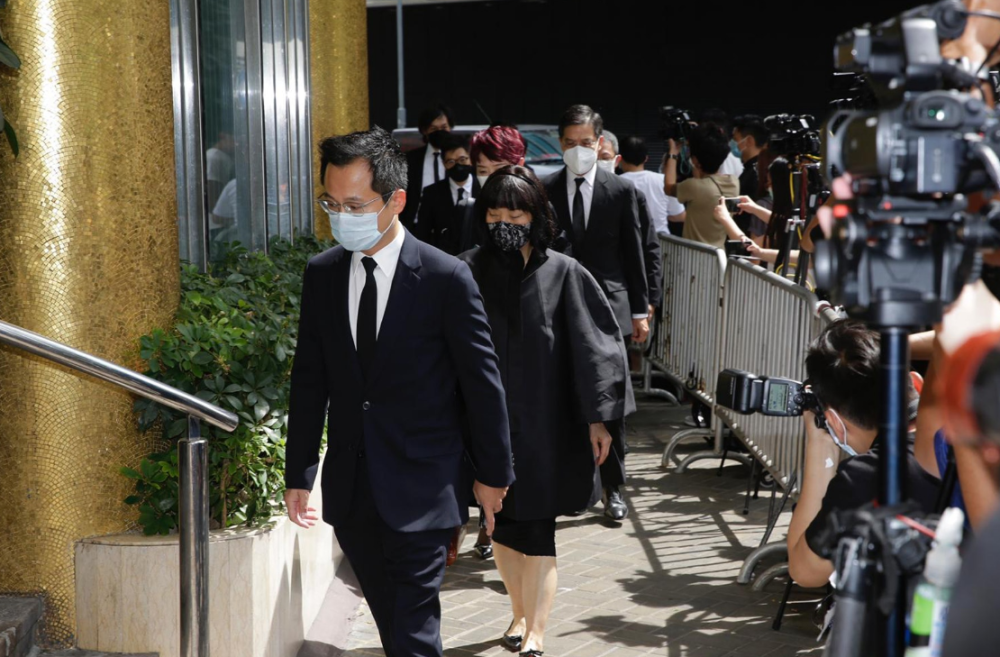 何鸿燊|赌王大殓，窦骁何超莲手拖手现身，何超雄面容憔悴被佣人搀进灵堂