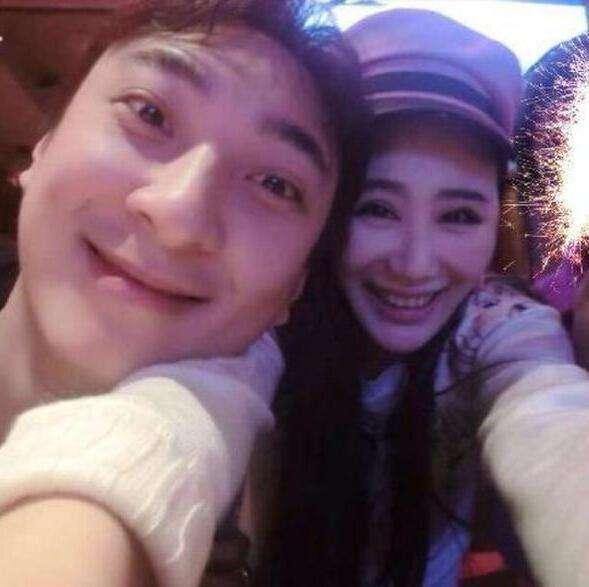 王思聪|王思聪幸福感是不是很低？夜店被两美女夹在中间，依旧一脸生无可恋