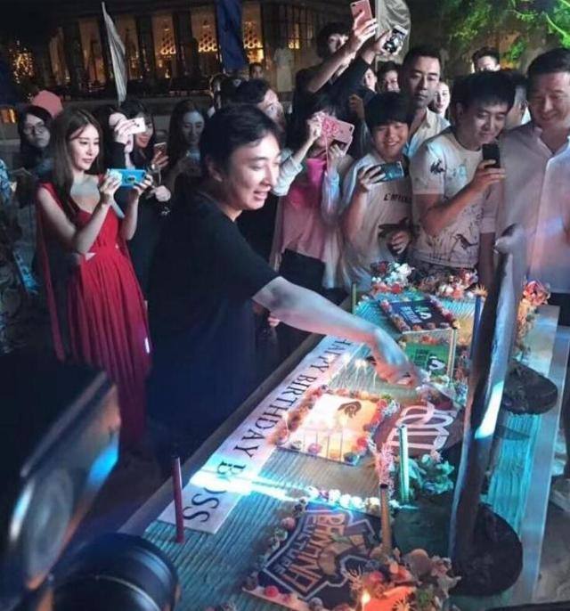 王思聪|王思聪幸福感是不是很低？夜店被两美女夹在中间，依旧一脸生无可恋