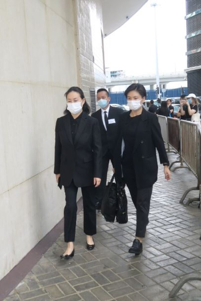 何鸿燊|赌王大殓，窦骁何超莲手拖手现身，何超雄面容憔悴被佣人搀进灵堂