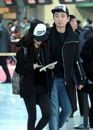 王思聪|王思聪幸福感是不是很低？夜店被两美女夹在中间，依旧一脸生无可恋