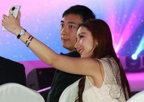 王思聪|王思聪幸福感是不是很低？夜店被两美女夹在中间，依旧一脸生无可恋