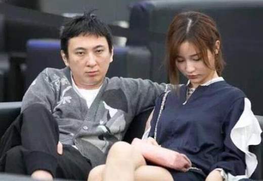 王思聪|王思聪幸福感是不是很低？夜店被两美女夹在中间，依旧一脸生无可恋