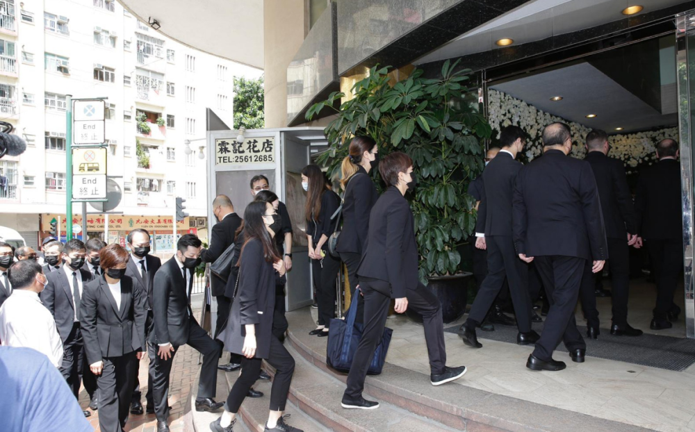 何鸿燊|赌王大殓，窦骁何超莲手拖手现身，何超雄面容憔悴被佣人搀进灵堂