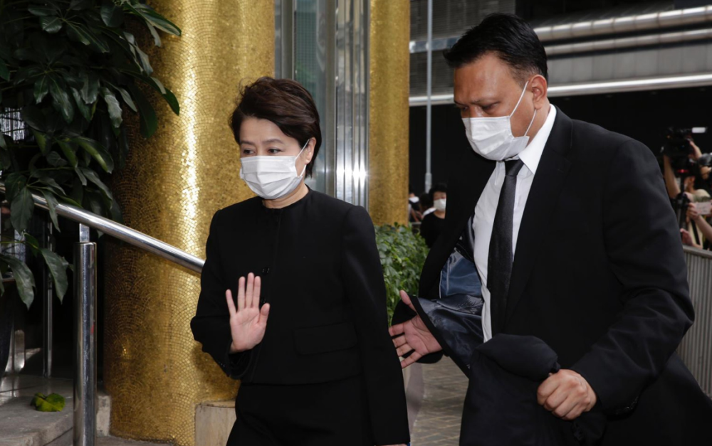 何鸿燊|赌王大殓，窦骁何超莲手拖手现身，何超雄面容憔悴被佣人搀进灵堂