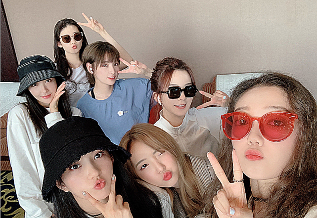 她们虽然是明星,但实际上就是7个20几岁的小女生,在私下合照时,女孩们