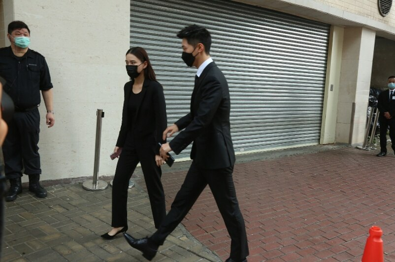 何鸿燊|赌王大殓，窦骁何超莲手拖手现身，何超雄面容憔悴被佣人搀进灵堂