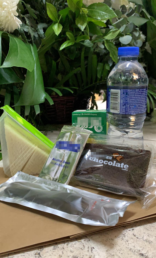 何鸿燊|赌王大殓，窦骁何超莲手拖手现身，何超雄面容憔悴被佣人搀进灵堂