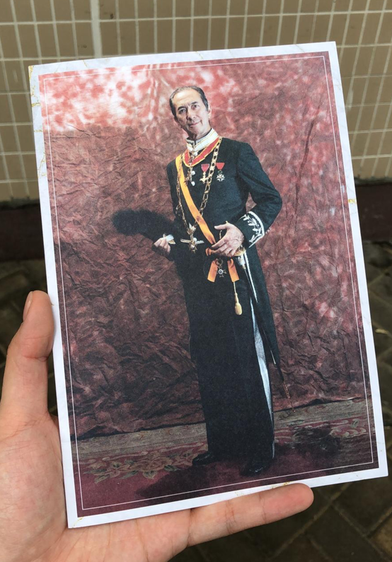 何鸿燊|赌王大殓，窦骁何超莲手拖手现身，何超雄面容憔悴被佣人搀进灵堂