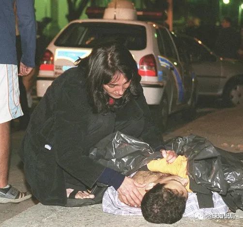 巴西_时政|墙里穷人，墙外富人