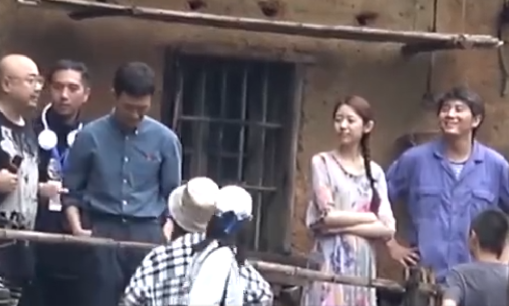 我和我的家乡|《我和我的家乡》曝路透，杨紫王俊凯再合作，“梳头姐弟”齐扮土