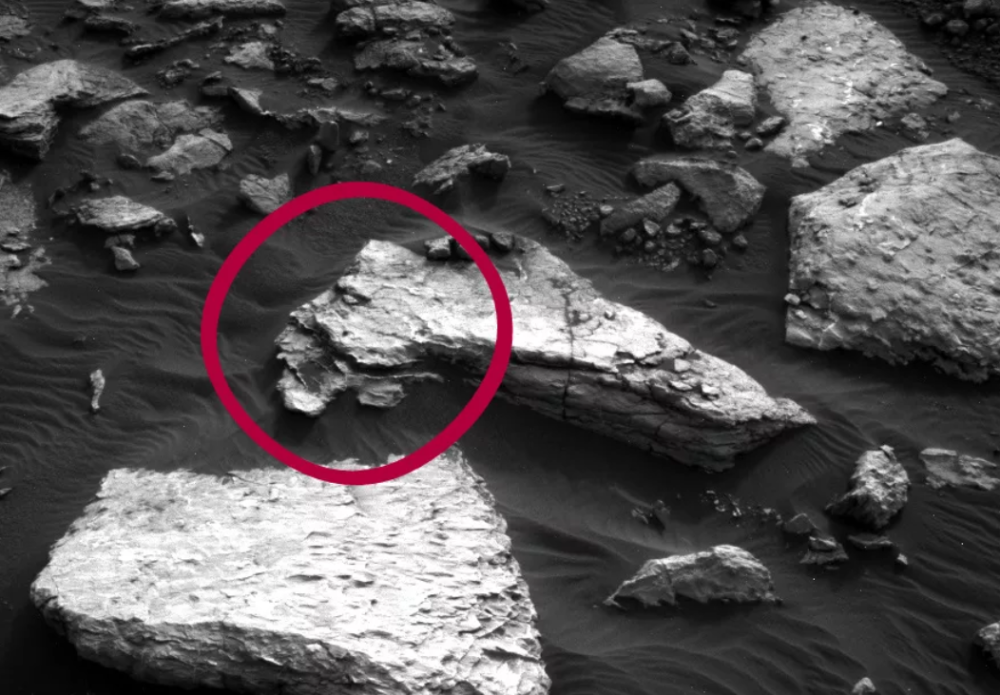 火星|NASA有一张疑似“人脸”照片！眼睛、脸颊轮廓可见，来自好奇号