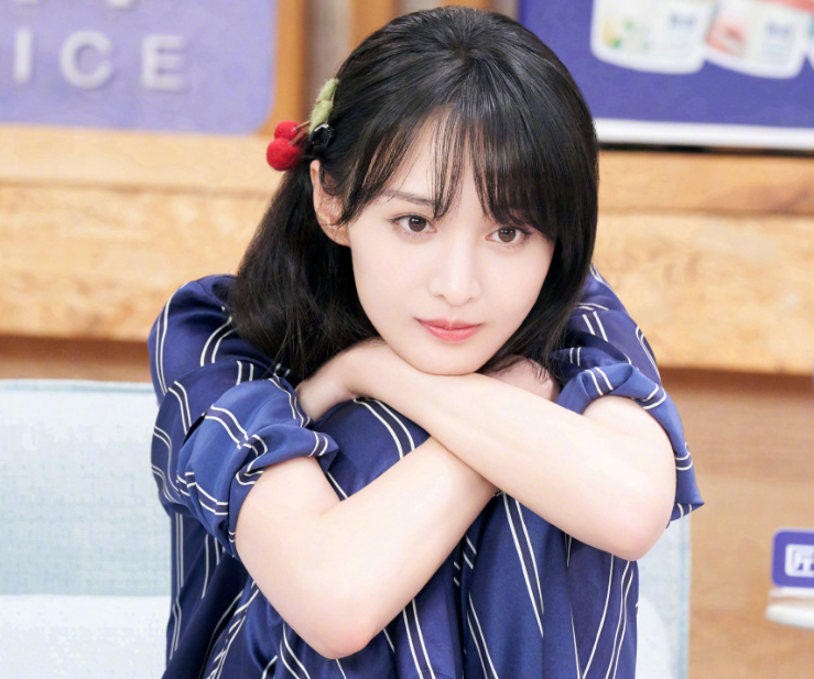 郑爽|郑爽为宣传游戏开直播，失去了精修，无P图下的黑眼圈引热议