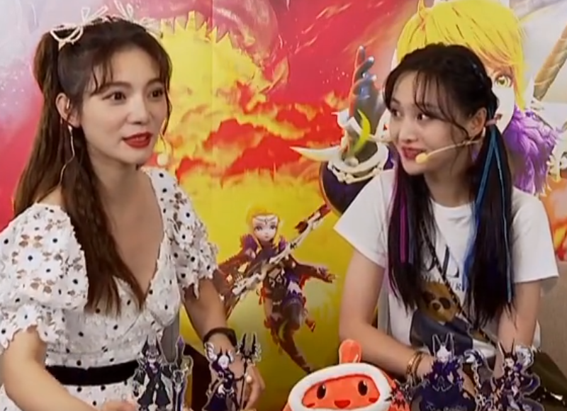 郑爽|郑爽为宣传游戏开直播，失去了精修，无P图下的黑眼圈引热议