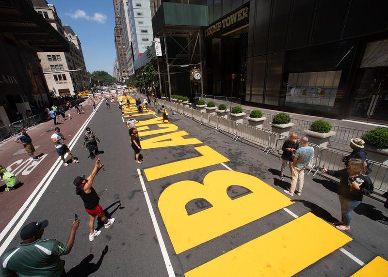 特朗普大厦|美国民众在特朗普大厦前写“黑人的命很重要”，纽约市长挽起袖子帮忙