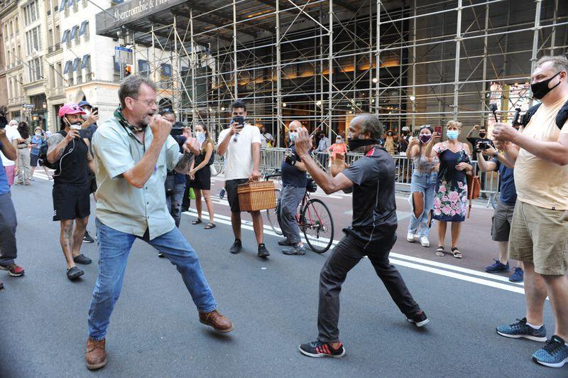 特朗普大厦|美国民众在特朗普大厦前写“黑人的命很重要”，纽约市长挽起袖子帮忙