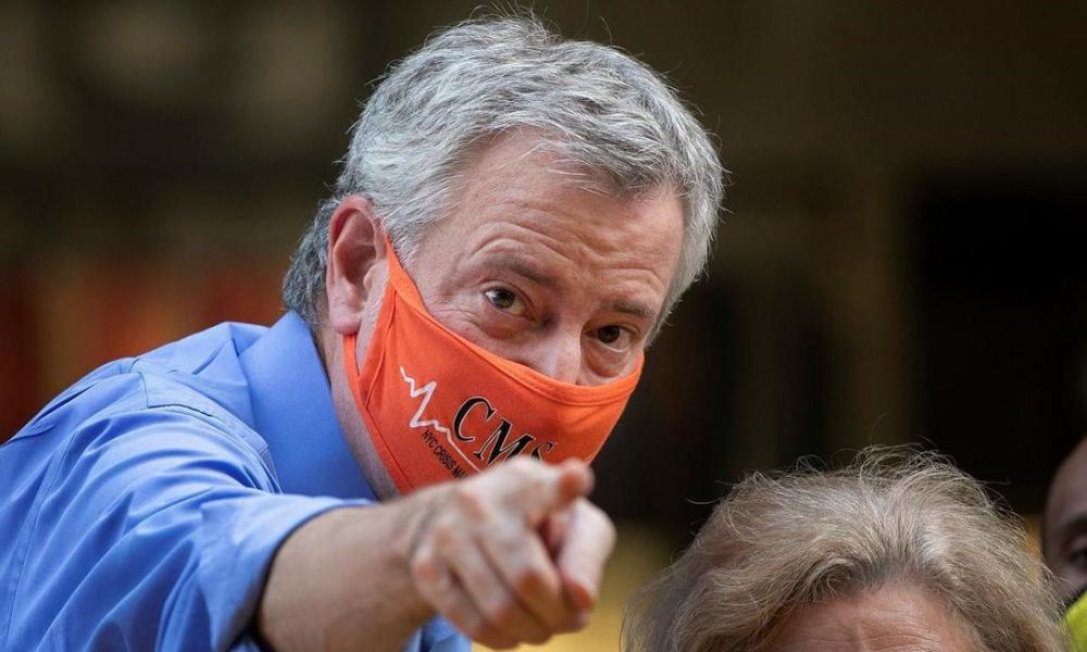 特朗普大厦|美国民众在特朗普大厦前写“黑人的命很重要”，纽约市长挽起袖子帮忙